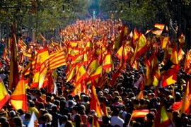 Người dân tham gia tuần hành cuộc tuần hành ủng hộ Tây Ban Nha thống nhất tại Barcelona ngày 29/10. (Nguồn: AFP/TTXVN)
