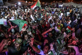 Người biểu tình Sudan tập trung tại thủ đô Khartoum ngày 19/5/2019. (Nguồn: AFP/TTXVN) 