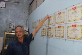 Nhà ở của ông Phùng Quốc Thụ, khối phố Lệ Uyên Đông, phường Xuân Yên, thị xã Sông Cầu xuất hiện nhiều vết nứt khi thi công Quốc lộ 1 vẫn chưa được giám định bồi thường. (Ảnh: Phạm Cường/TTXVN) 