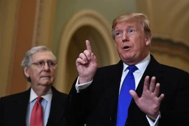 Tổng thống Mỹ Donald Trump (phải) phát biểu với báo giới sau phiên họp Quốc hội ở Washington, DC ngày 26/3/2019. (Nguồn: AFP/TTXVN) 