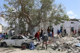 Hiện trường đổ nát sau vụ nổ ở Mogadishu ngày 10/9. (Nguồn: Deutsche Welle/TTXVN)