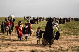 Người dân Syria sơ tán khỏi làng Baghouz, tỉnh Deir Ezzor, vùng lãnh thổ cuối cùng của Syria bị IS chiếm đóng ngày 26/2. (Nguồn: AFP/TTXVN) 