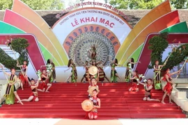 Biểu diễn nghệ thuật chào mừng khai mạc hội chợ. (Ảnh: Dương Giang/TTXVN)