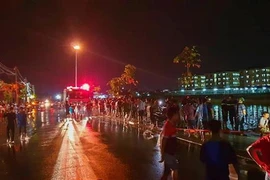 Hiện trường nơi bà T. lao xe xuống hồ Búng Xáng. (Nguồn: TTXVN) 