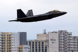 Máy bay chiến đấu F-22 hạ cánh xuống căn cứ không quân Gwangju ngày 2/5. (Nguồn: YONHAP/TTXVN)
