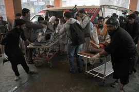 Nhân viên tình nguyện và an ninh chuyển nạn nhân bị thương trong vụ nổ tới bệnh viện ở Peshawar. (Nguồn: AFP/TTXVN)