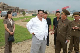 Nhà lãnh đạo Kim Jong-un thị sát công trình xây dựng khu du lịch - nghỉ dưỡng ven biển Wonsan-Kalma ở thành phố duyên hải Wonsan. (Nguồn: Yonhap/TTXVN) 