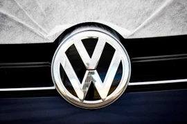 Biểu tượng của hãng Volkswagen tại nhà máy sản xuất ôtô ở Wolfsburg, Đức ngày 5/1. (Nguồn: EPA/TTXVN)