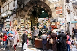 Người dân Syria mua sắm tại một khu chợ. (Nguồn: EPA/TTXVN)
