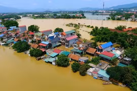 Đến ngày 25/8, nhiều điểm dân cư ở thôn Bùi Xá, Chương Mỹ, Hà Nội vẫn chìm trong nước lũ. (Ảnh: Nguyễn Thắng/TTXVN)