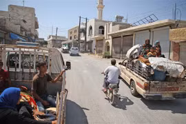 Người dân Syria trở về quê hương tại làng Jibala, phía nam tỉnh Idlib, sau khi phải rời bỏ nhà cửa tránh chiến tranh, ngày 4/8/2019. (Nguồn: AFP/TTXVN) 