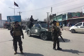 Lực lượng an ninh Afghanistan gác tại hiện trường một vụ tấn công ở Kabul ngày 9/3. (Nguồn: AFP/TTXVN) 