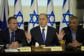 Thủ tướng Benjamin Netanyahu (giữa) chủ trì cuộc họp nội các ở Haifa ngày 27/11. (Nguồn: AFP/TTXVN)