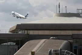 Một máy bay của Hãng hàng không EgyptAir cất cánh từ sân bay Charles de Gaule ở thủ đô Paris, Pháp ngày 19/5. (Nguồn: EPA/TTXVN)