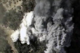 Khói lửa bốc lên sau một vụ không kích của Nga nhằm vào mục tiêu IS tại Syria. (Nguồn: AFP/TTXVN)
