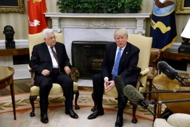 Tổng thống Mỹ Donald Trump (phải) và người đồng cấp Palestine Mahmoud Abbas. (Nguồn: EPA/TTXVN)