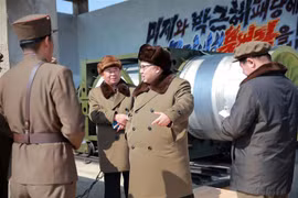 Nhà lãnh đạo Triều Tiên Kim Jong-un thị sát một vụ thử động cơ tên lửa sử dụng nhiên liệu rắn công suất lớn trên mặt đất tại một địa điểm không xác định tháng 3/2016. (Nguồn: AFP/TTXVN) 
