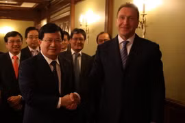 Phó Thủ tướng Trịnh Đình Dũng hội đàm với Phó Thủ tướng thứ nhất Liên bang Nga Igor Shuvalov. (Ảnh: Dương Văn Trí/TTXVN)