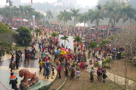 Đông đảo du khách trẩy hội đền Thượng (Lào Cai) trong ngày khai hội. (Ảnh: Lục Hương Thu/TTXVN)