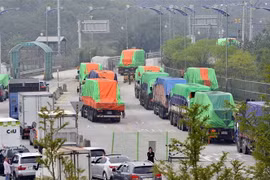 Xe tải chở thực phẩm viện trợ cho Triều Tiên qua cửa khẩu Paju, phía Bắc Seoul, Hàn Quốc. (Nguồn: AFP/TTXVN) 