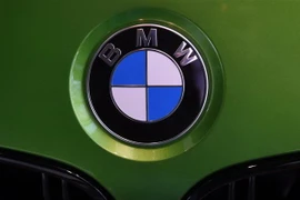 Logo của BMW trên một chiếc xe mới trưng bày tại trụ sở của hãng ở Munich, Đức. (Nguồn: AFP/TTXVN) 