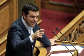 Thủ tướng Hy Lạp Alexis Tsipras phát biểu tại phiên họp Quốc hội ở Athens ngày 10/10. (Nguồn: EPA/TTXVN)