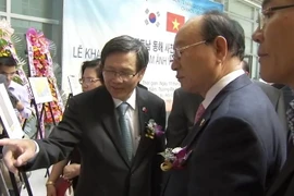 Đại sứ Phạm Hữu Chí giới thiệu cho các đại biểu Hàn Quốc tham quan triển lãm. (Ảnh: Phạm Duy/Vietnam+)