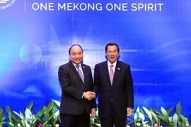 Thủ tướng Nguyễn Xuân Phúc gặp Thủ tướng Chính phủ Hoàng gia Camphuchia Samdech Techo Hun Sen. (Ảnh: Thống Nhất/TTXVN)