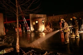 Lính cứu hỏa làm nhiệm vụ tại hiện trường vụ nổ bom ngày 10/1. (Nguồn: EPA/TTXVN)