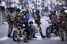 Binh sỹ Ấn Độ siết chặt an ninh tại thủ phủ mùa đông Jammu thuộc bang Jammu-Kashmir thuộc quyền kiểm soát của nước này, ngày 5/8/2019. (Nguồn: AFP/TTXVN) 