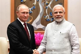 Thủ tướng Ấn Độ Narendra Modi (phải) và Tổng thống Nga Vladimir Putin (trái) tại cuộc gặp ở New Delhi ngày 4/10. (Nguồn: THX/TTXVN)