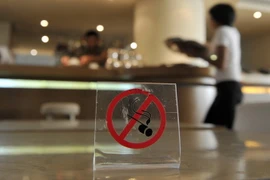 Biển báo cấm hút thuốc tại một nhà hàng. (Nguồn: AFP/TTXVN)