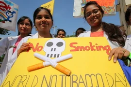 Sinh viên và các tổ chức y tế Ấn Độ tuần hành nhân ngày thế giới không hút thuốc lá ở Bangalore. (Nguồn: EPA/TTXVN)