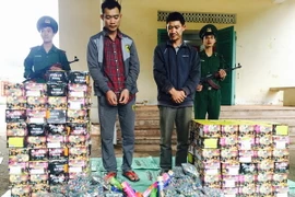 Các đối tượng phạm tội cùng tang vật tại cơ quan chức năng tỉnh Quảng Bình. (Ảnh: Võ Dung/TTXVN)