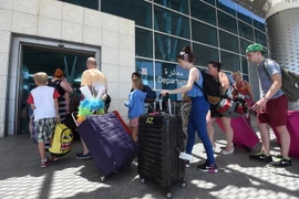 Khách du lịch rời Tunisia tại sân bay Enfidha ngày 27/6 sau vụ tấn công khủng bố. (Nguồn: AFP/TTXVN)