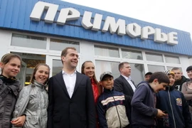 Thủ tướng Nga Dmitry Medvedev đến thăm thành phố Yuzhno-Kurilsk trên đảo Kunashir, thuộc quần đảo Kuril hồi năm 2012. (Nguồn: AFP/TTXVN)