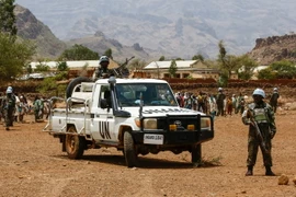 Binh sỹ thuộc phái bộ UNAMID gác tại thị trấn Golo thuộc Jebel Marra, Darfur ngày 19/6. (Nguồn: AFP/TTXVN)