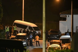 Cảnh sát Malaysia gác tại lối vào nhà riêng của cựu Thủ tướng Najib Razak ở Kuala Lumpur ngày 17/5. (Nguồn: AFP/TTXVN)