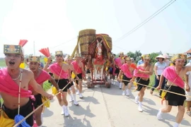 Hàng chục nghìn người tham gia hội Gióng bất chấp trời nắng gắt 