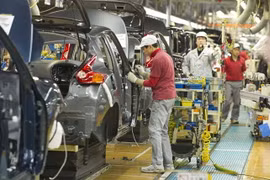 Công nhân làm việc tại nhà máy của hãng sản xuất ô tô Nissan ở thành phố Oppama, tỉnh Kanagawa, Nhật Bản. (Nguồn: EPA/TTXVN) 