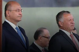 Tổng thống Iraq Barham Salih tiếp đón Quốc vương Jordan Abdullah II tại sân bay quốc tế Baghdad. (Nguồn: iraqinews.com) 