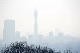 Khói mù ô nhiễm bao phủ bầu trời London, Anh. (Nguồn: AFP/TTXVN) 