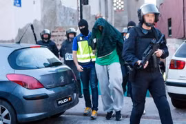 Cảnh sát Tây Ban Nha bắt giữ các nghi can khủng bố ở Melilla ngày 28/9. (Nguồn: AFP/TTXVN)