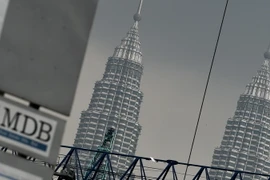 Biểu tượng 1MDB tại Kuala Lumpur, Malaysia. (Nguồn: AFP/TTXVN)