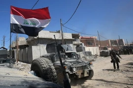 Các lực lượng chống khủng bố Iraq tiến vào Matahen, vùng lân cận thành phố Mosul trong chiến dịch giành lại quyền kiểm soát thành phố này từ phiến quân IS ngày 10/4. (Nguồn: AFP/TTXVN)