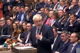 Thủ tướng Anh Boris Johnson (phía trước) phát biểu trong phiên họp Quốc hội ở London. (Nguồn: AFP/TTXVN) 