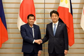 Tổng thống Philippines Rodrigo Duterte (trái) và Thủ tướng Nhật Bản Shinzo Abe. (Nguồn: Reuters)