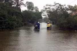 Tuyến tỉnh lộ 11A ở xã Quảng Vinh, huyện Quảng Điền bị ngập lụt. (Ảnh: Hồ Cầu/TTXVN)