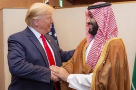 Tổng thống Mỹ Donald Trump (trái) và Thái tử Saudi Arabia Mohammed bin Salman trong cuộc gặp tại Osaka, Nhật Bản, ngày 29/6/2019. (Nguồn: AFP/TTXVN) 