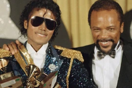 Michael Jackson chụp ảnh chung với Quincy Jones hồi năm 1984. (Nguồn: AP)